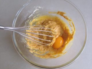 黄豆粉戚风蛋糕,拌到不见干粉即可，分三次加入蛋黄，每加入一个蛋黄，待拌匀后再加入下一个蛋黄
