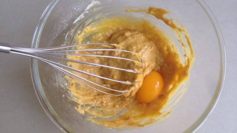 黄豆粉戚风蛋糕,拌到不见干粉即可，分三次加入蛋黄，每加入一个蛋黄，待拌匀后再加入下一个蛋黄