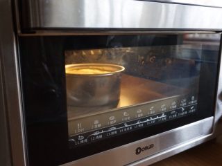 黄豆粉戚风蛋糕,放入已经提前预热好上火120度，下火140度的东菱K40C烤箱下层，烘烤45分钟左右