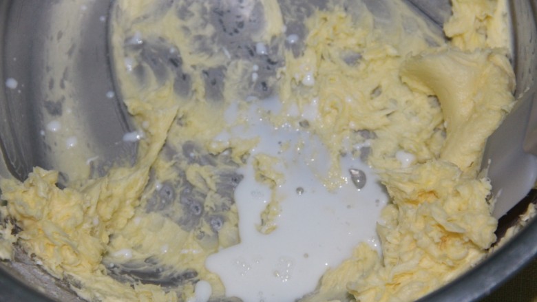 黄油原味曲奇,把奶和盐微波炉热一下，盐融化即可，然后加入到打发的黄油中