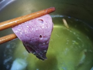 爽口菜拌肝丝,锅中水开加入姜丝 料酒 把猪肝片放入水中汆烫至熟 