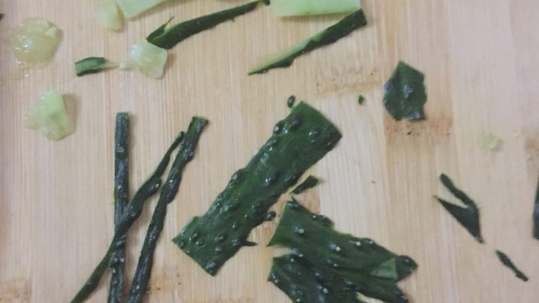 节节高升（零基础快手菜）,用刚才削下来的黄瓜皮切成细条，在盘子里摆好