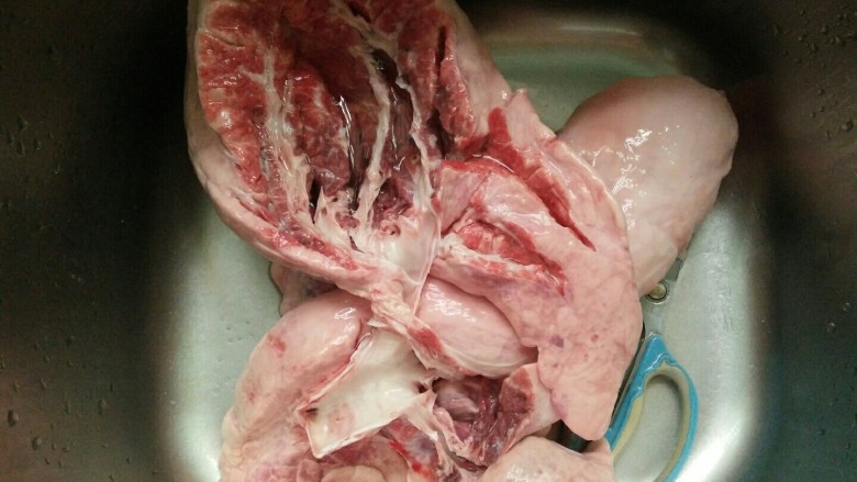 榨菜炒猪肺,用剪刀通过猪肺的管道剪开洗干净切块