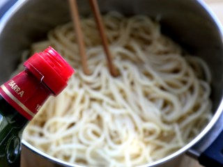 牛肉番茄酱意面,面条煮好后捞出，少倒些橄榄油拌拌，为了不粘连。