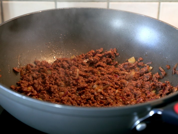 牛肉番茄酱意面,将肉末炒到见油不见水。
