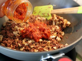 牛肉番茄酱意面,炒到蘑菇变色时下番茄酱炒匀。
并且根据实际情况加盐、糖和黑胡椒调味（西红柿酱是调好味的）。
