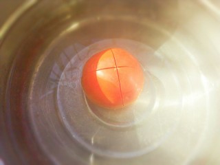 美味早餐西红柿鸡蛋卷,锅里放水淹过西红柿，为了节省时间，我只用了淹到一半的水，换着煮就行