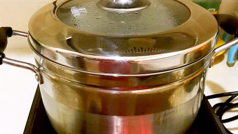 松花蛋肠,蒸锅烧开后把妆都蛋液的容器放入蒸锅中，蒸13分钟，关火后焖3分钟即可