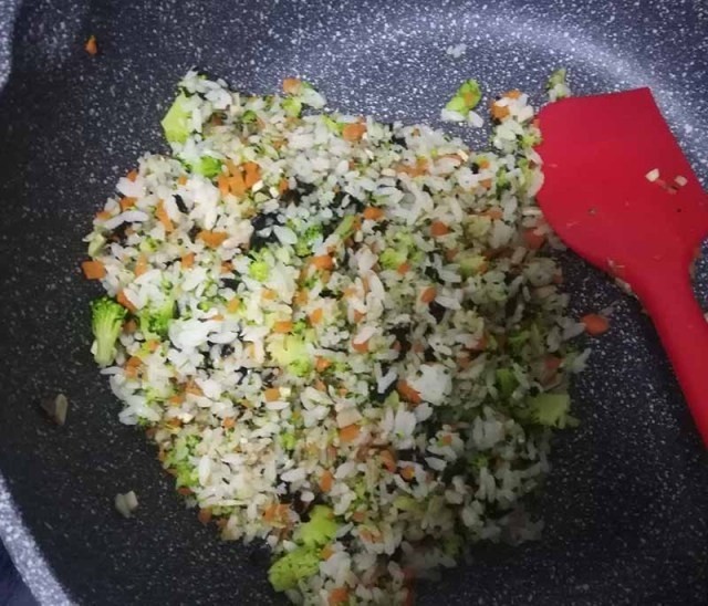 什锦饭团,倒入大米饭翻炒，直至米饭成了一粒一粒的状态。