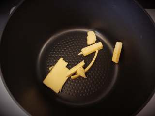 柠檬味罗马盾牌,先制作糖心，把黄油放不粘锅里小火融化