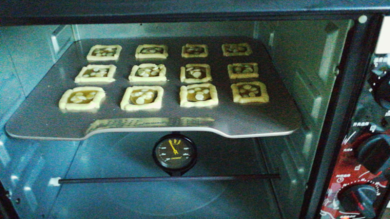 柠檬味罗马盾牌,烤箱预热：175度 上下火 中层 烘烤 12分钟