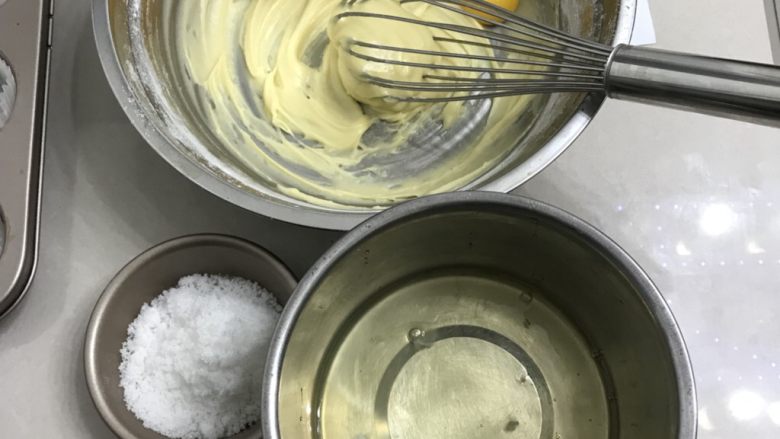 蜂蜜戚风纸杯蛋糕,把蛋白和蛋黄分离，蛋黄直接放到蛋黄糊里，装蛋白的盆一定要无油无水。
