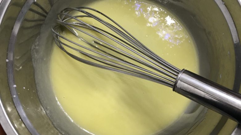 蜂蜜戚风纸杯蛋糕,用手动打蛋器搅打至充分乳化。