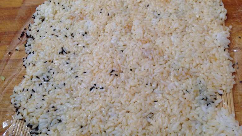 花生酱包饭, 铺上拌好的大米饭压平