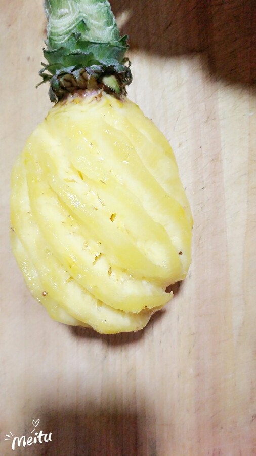 菠萝玉米肠蛋饭,菠萝去皮