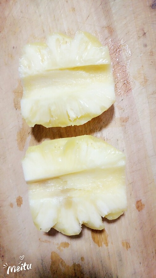 菠萝玉米肠蛋饭,去中间的心