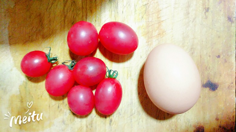 菠萝玉米肠蛋饭,千禧小西红柿和一个<a style='color:red;display:inline-block;' href='/shicai/ 9'>鸡蛋</a>