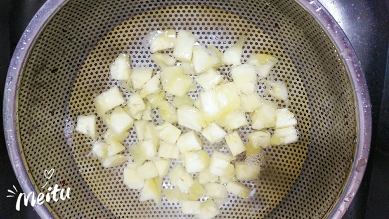 菠萝玉米肠蛋饭,切丁，用盐水泡