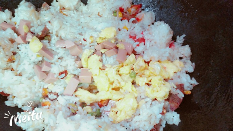 菠萝玉米肠蛋饭,炒一会加鸡蛋和素肠