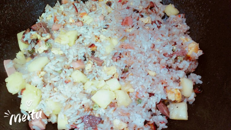 菠萝玉米肠蛋饭,炒匀出锅