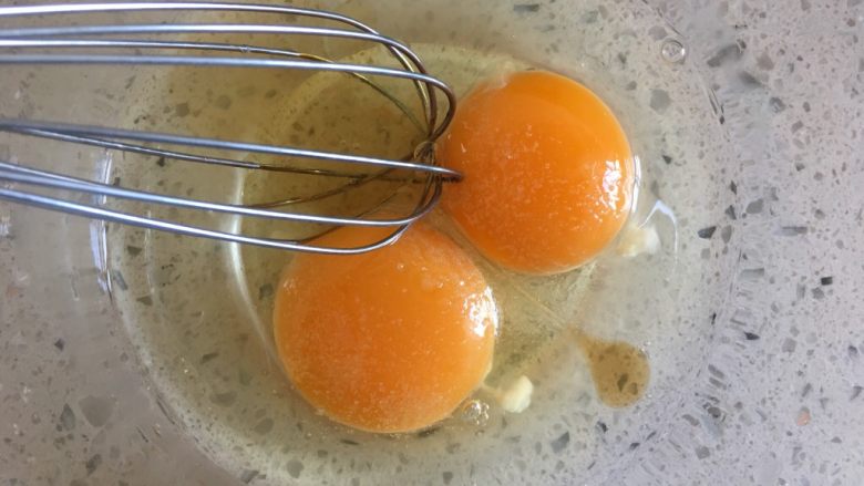 五分钟系列 韭菜炒鸡蛋,用蛋抽搅打