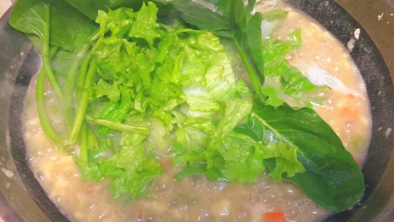 东北那旮沓的美食之●疙瘩汤,最后一步，加几根青菜进去。菠菜最好。生菜和油麦菜也可以。