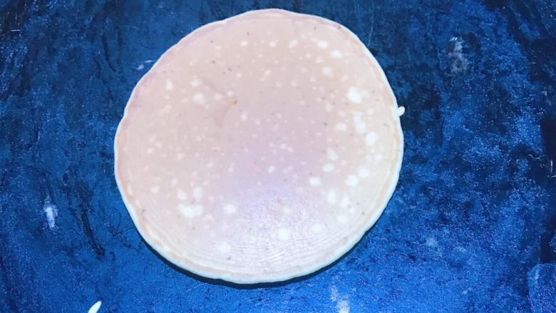 冷藏发酵版松饼
不用泡打粉一样松软,翻面可以看到已经形成了均匀的色泽和花纹
