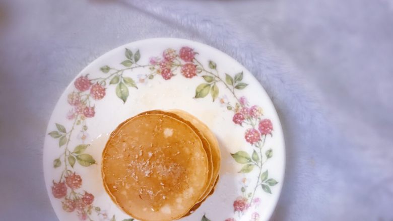 冷藏发酵版松饼
不用泡打粉一样松软,同样的方法煎完其余的面糊
撒上枫糖浆开吃