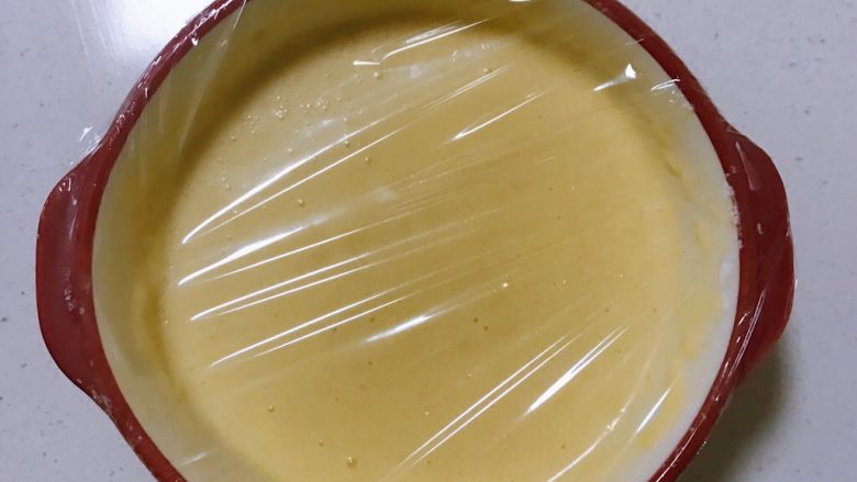 冷藏发酵版松饼
不用泡打粉一样松软,融化成液态的黄油倒入面糊中，搅拌均匀
铺保鲜膜室温静置30分钟后放入冰箱冷藏8-12小时