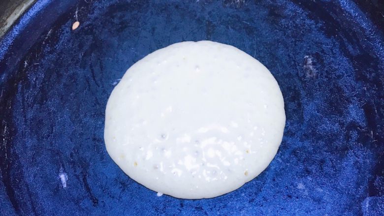 冷藏发酵版松饼
不用泡打粉一样松软,小火慢慢煎，直到饼的表面出现很多气泡，四周开始凝结，这个时候翻面再煎10几秒就可以出锅了。