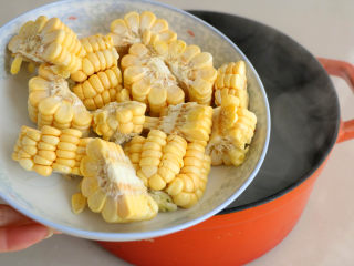 排骨莲藕玉米汤,炖至排骨水出现白色时，加入玉米；