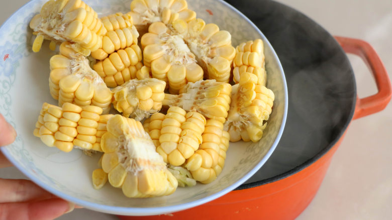 排骨莲藕玉米汤,炖至排骨水出现白色时，加入玉米；