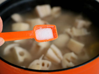 排骨莲藕玉米汤,出锅之前加入1勺盐，