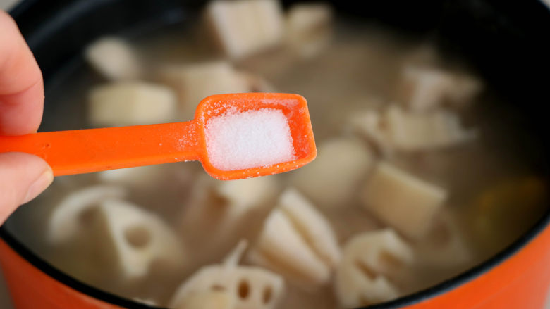 排骨莲藕玉米汤,出锅之前加入1勺盐，