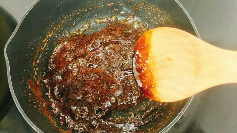 红糖黑芝麻琥珀核桃仁,熬至粘稠(用筷子沾一点放凉水里是脆的就是熬好了)