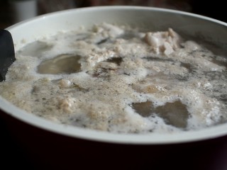 电饭煲+黄豆猪手,水开撇出浮沫，将猪手冲洗干净