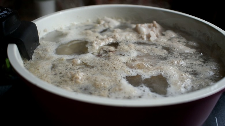 电饭煲+黄豆猪手,水开撇出浮沫，将猪手冲洗干净