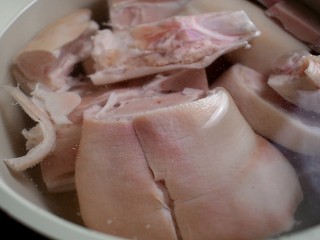 电饭煲+黄豆猪手,将猪手洗干净，冷水下锅焯水