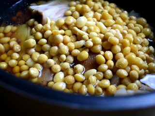 电饭煲+黄豆猪手,接着倒入泡发好的黄豆。先用电饭煲“蒸煮”功能煮10分钟左右。再转入“煲汤”功能，煲2小时即可
