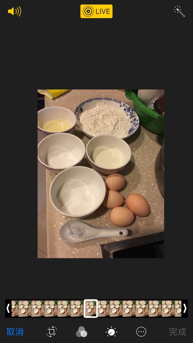 电饭煲蛋糕,准备好材料，是5个鸡蛋.