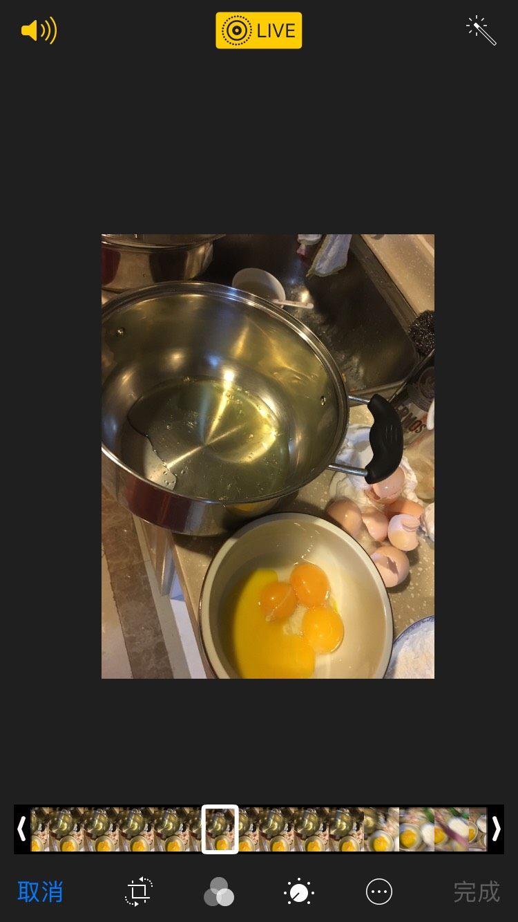 电饭煲蛋糕,蛋清蛋黄分离，装蛋清的盆要无水无油