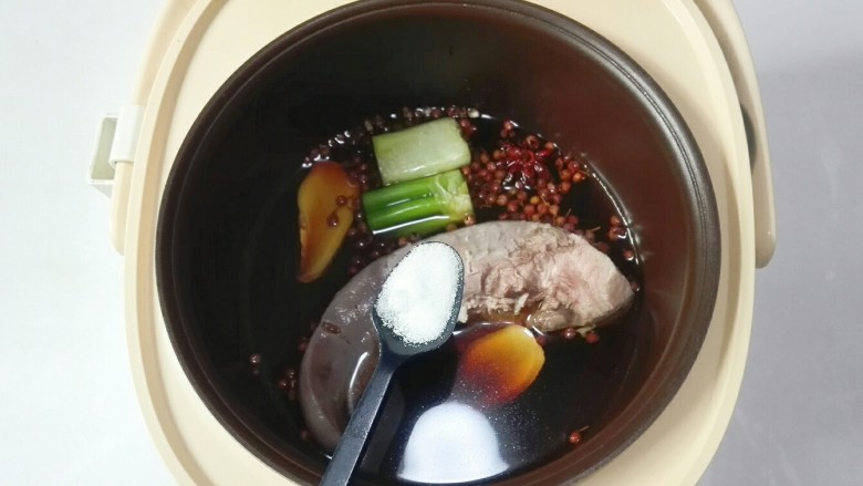 电饭锅美食+八椒香麻八戒大舌头,放进一小勺盐