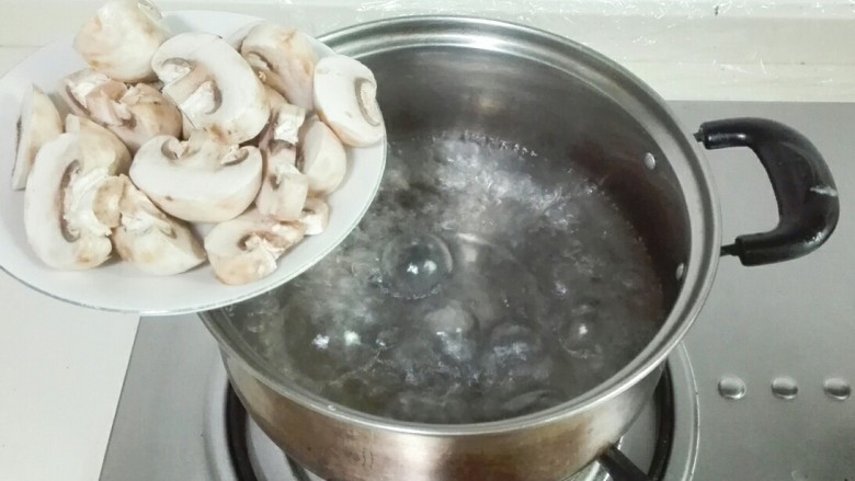 春暖花开~蘑菇蛋汤
 ,锅中水开放入蘑菇烧开