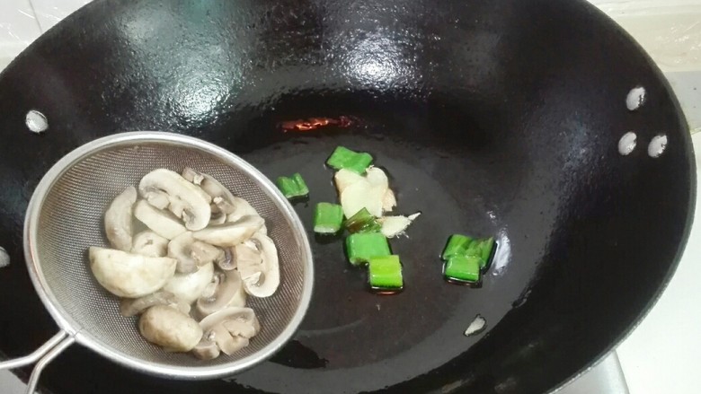 春暖花开~蘑菇蛋汤
 ,放入蘑菇翻炒水分快干