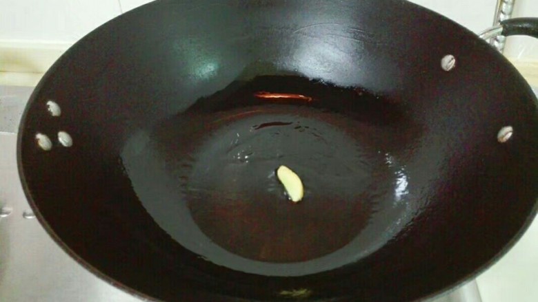 椒香洋葱三文鱼排,锅中油烧热，放姜片