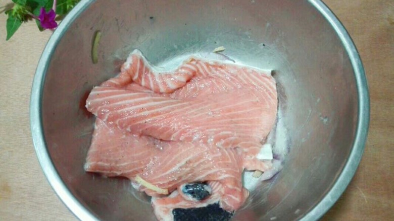 椒香洋葱三文鱼排,用手拌匀腌制十五分钟