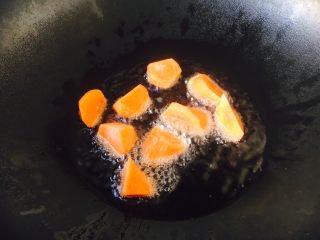 咖喱牛肉胡萝卜土豆饭,热锅凉油，放入胡萝卜块煸炒1分钟。