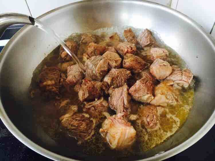 咖喱牛肉胡萝卜土豆饭,把所有煎好的牛腩肉块放在锅里，倒入适量的开水（牛骨头汤），大火煮开，小火炖1个小时。 汤水的量与牛肉齐平即可。