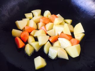 咖喱牛肉胡萝卜土豆饭,放入土豆继续煸炒，煸炒约1分钟左右。