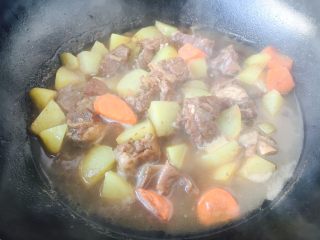 咖喱牛肉胡萝卜土豆饭,放入提前解冻好的炖牛肉，牛肉汤（水）的量要超过食材，炖大约15分钟左右。